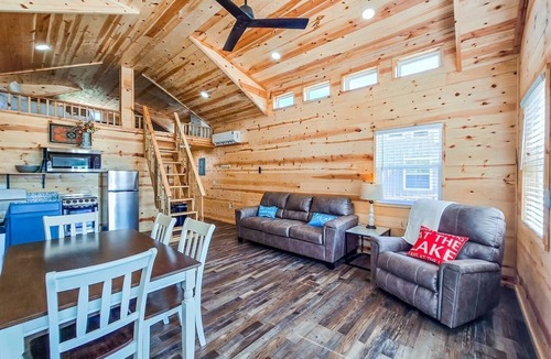 Checotah Cabin | Lakefront Retreat at Belle Starr Marina