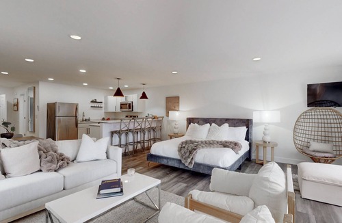 Dundee Apartment | Lakefront retreat at out stylish studio apartments!
