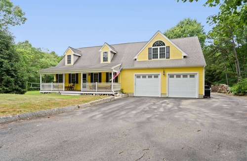 West Wareham House | Lakefront Retreat & Back Yard Oasis