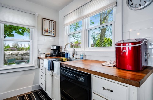 Leamington House | Lakefront Retreat + Hot Tub Sunset Views Point Pelee