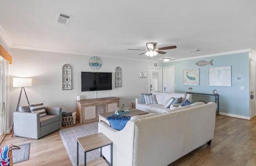 Enchanted Oaks House | Lakefront retreat, hot tub, pets