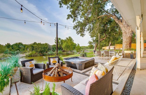 Dennis House | Lakefront Retreat | Hot Tub + Kayaks | Sleeps 20