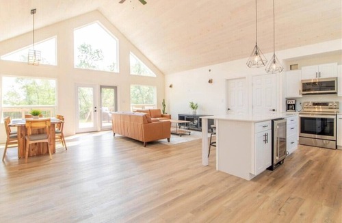 Gimli Cottage | Lakefront retreat in Gimli, Manitoba!
