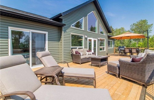 Gimli Cottage | Lakefront retreat in Gimli, Manitoba!