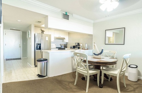 Clewiston Apartment | Lakefront Retreat in Clewiston 2 Bed 2 Bath 4 PPL-Heater-Pool BBQ & Boat Parking