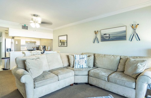 Clewiston Apartment | Lakefront Retreat in Clewiston 2 Bed 2 Bath 4 PPL-Heater-Pool BBQ & Boat Parking