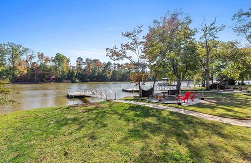 Southmont House | Lakefront Retreat: Kayaks, Dock, Fire Pit & Grill