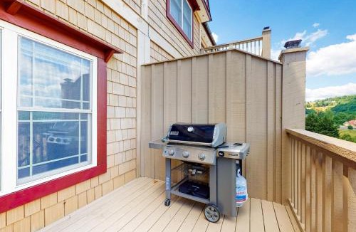 Andersonville House | Lakefront Retreat Sleeps 6 Fireplace Boat Slip