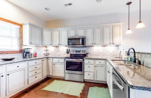 Andersonville House | Lakefront Retreat Sleeps 6 Fireplace Boat Slip