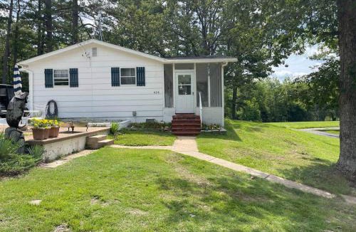 Grubville House | Lakefront Retreat - Sleeps 8 - 1 Hr from STL