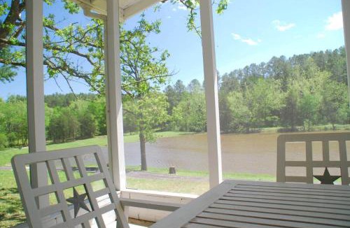 Grubville House | Lakefront Retreat - Sleeps 8 - 1 Hr from STL