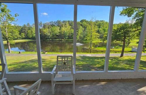Grubville House | Lakefront Retreat - Sleeps 8 - 1 Hr from STL
