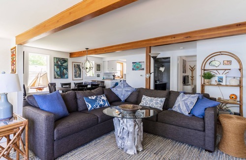 Lake Shangrila House | Lakefront Retreat Sleeps 12, Hot Tub, Boats, 1Gig Fibre, Pets, Wilmot Ski