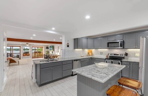 Enchanted Oaks House | Lakefront Retreat | Sleeps 15/Starlink Internet