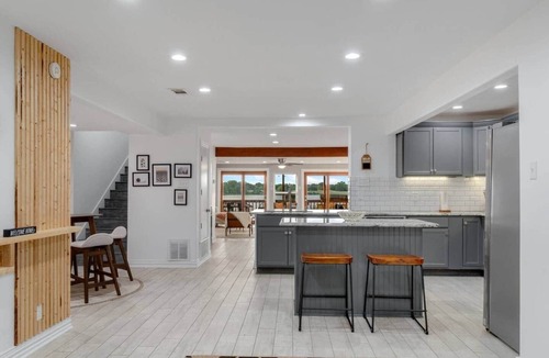 Enchanted Oaks House | Lakefront Retreat | Sleeps 15/Starlink Internet