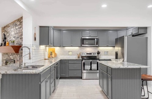 Enchanted Oaks House | Lakefront Retreat | Sleeps 15/Starlink Internet