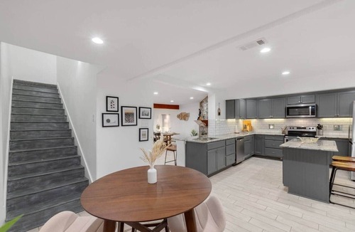 Enchanted Oaks House | Lakefront Retreat | Sleeps 15/Starlink Internet