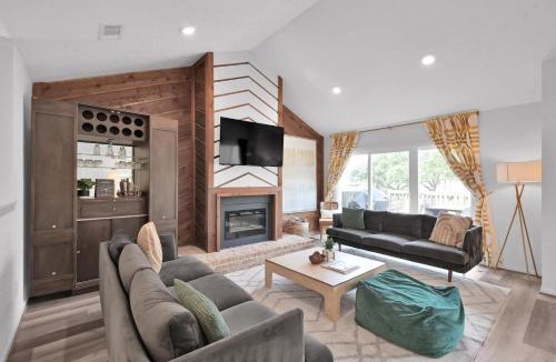 Walden on Lake Conroe House | Lakefront Retreat Swim, Fish & Paddleboard