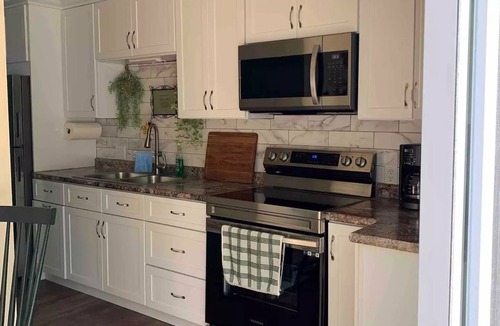 Mayfield Apartment | Lakefront retreat