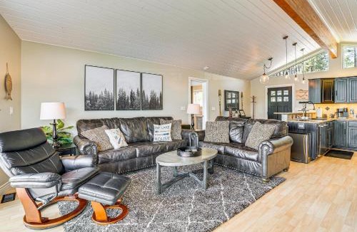 Tumtum House | Lakefront Retreat with Kayaks, Paddle Boards and Deck!