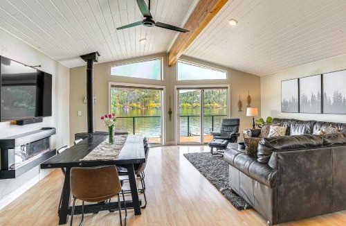 Tumtum House | Lakefront Retreat with Kayaks, Paddle Boards and Deck!