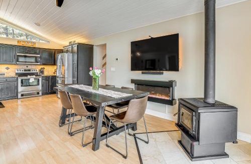 Tumtum House | Lakefront Retreat with Kayaks, Paddle Boards and Deck!