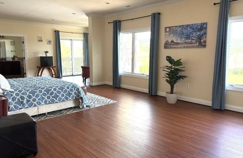 Purcellville Bed & Breakfast | Lakefront Retreat 1 BR 1 Full Bath w/Private Island Access + Breakfast Included