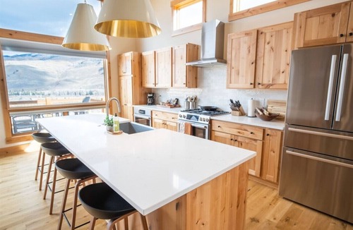 Silverthorne House | Lakefront Retreat | Private Hot Tub + Firepit | Near Hiking Trails