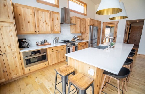 Silverthorne House | Lakefront Retreat | Private Hot Tub + Firepit | Near Hiking Trails