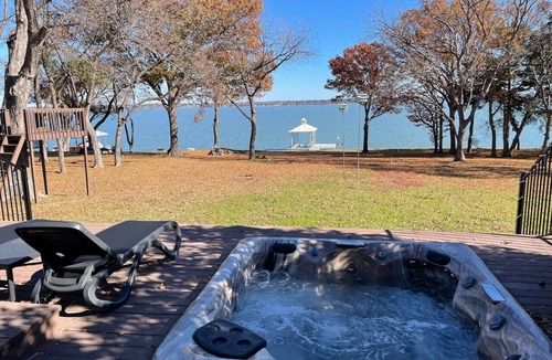 Rowlett House | Lakefront Retreat w/Balcony