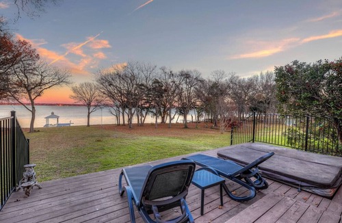 Rowlett House | Lakefront Retreat w/Balcony