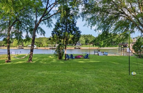 Enchanted Oaks House | Lakefront Retreat w Private Dock, Sandy Beachfront, Kayaks, Firepit & Lilypad