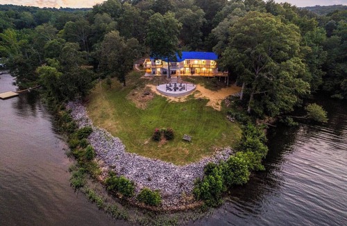 Almo House | Lakefront Retreat w/Pvt Dock, Game Room, Hot Tub, Kayaks