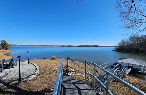 Almo House | Lakefront Retreat w/Pvt Dock, Game Room, Hot Tub, Kayaks