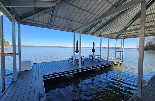 Almo House | Lakefront Retreat w/Pvt Dock, Game Room, Hot Tub, Kayaks