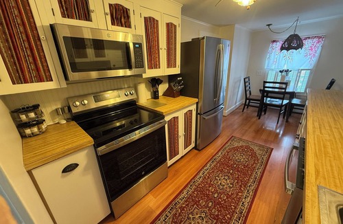 Constantia House | Lakefront Retreat w/Kayaks, Firepit & Home Office. Beautiful Sunsets!