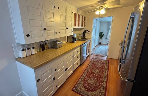 Constantia House | Lakefront Retreat w/Kayaks, Firepit & Home Office. Beautiful Sunsets!