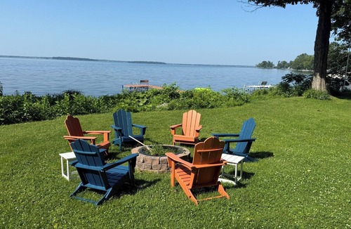 Constantia House | Lakefront Retreat w/Kayaks, Firepit & Home Office. Beautiful Sunsets!