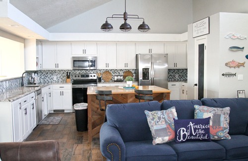 Canadian House | Lakefront Retreat with Spectacular Panoramic Views. Pet Friendly!