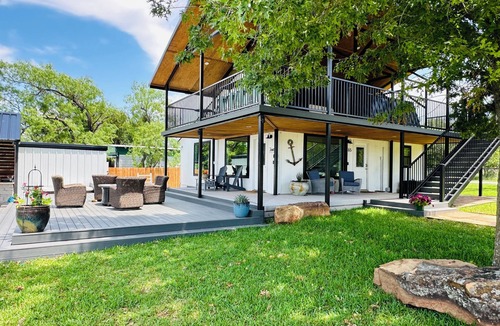Graford Cabin | Lakefront retreat with private Boat Ramp, Dock, Hot Tub, and Stunning Sunsets ☀️