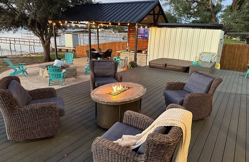 Graford Cabin | Lakefront retreat with private Boat Ramp, Dock, Hot Tub, and Stunning Sunsets ☀️
