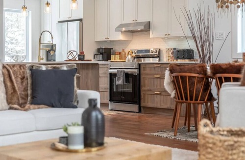 Val-des-Lacs House | Lakefront rustic-chic cabin near Mont-Tremblant