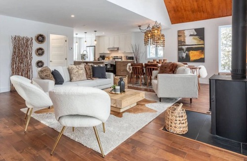 Val-des-Lacs House | Lakefront rustic-chic cabin near Mont-Tremblant