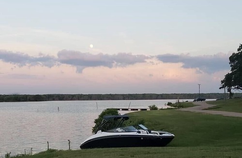 Madill RV Rental | Lakefront RV spot- Peaceful & breathtaking views, ideal for relax and recharge!