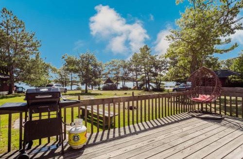 Carling House | Lakefront Sand Bay Resort with Private Beach and BBQ