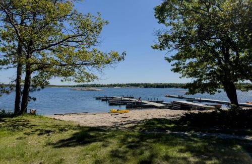 Carling House | Lakefront Sand Bay Resort with Private Beach and BBQ