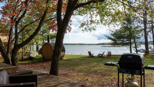 Carling House | Lakefront Sand Bay Resort with Private Beach and BBQ