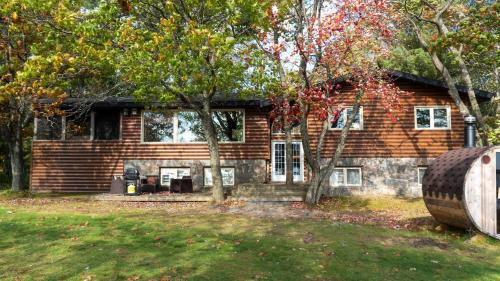 Carling House | Lakefront Sand Bay Resort with Private Beach and BBQ