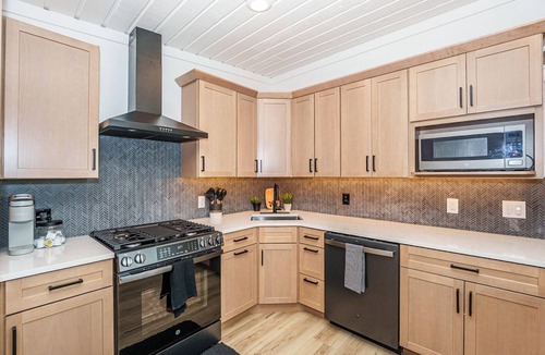 Mecosta Cottage | Lakefront | Sauna, Kayaks, Fire Pit, & Huge Deck