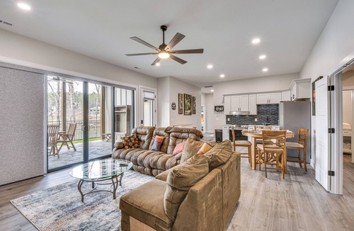 Seneca Apartment | Lakefront Seneca Vacation Rental w/Shared Dock!